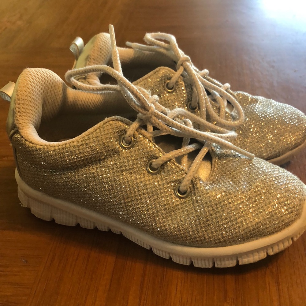 Tennis shoes